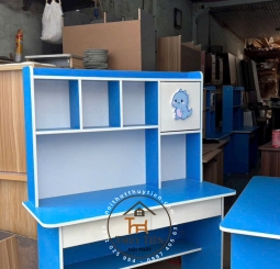 Bàn học màu cho bé