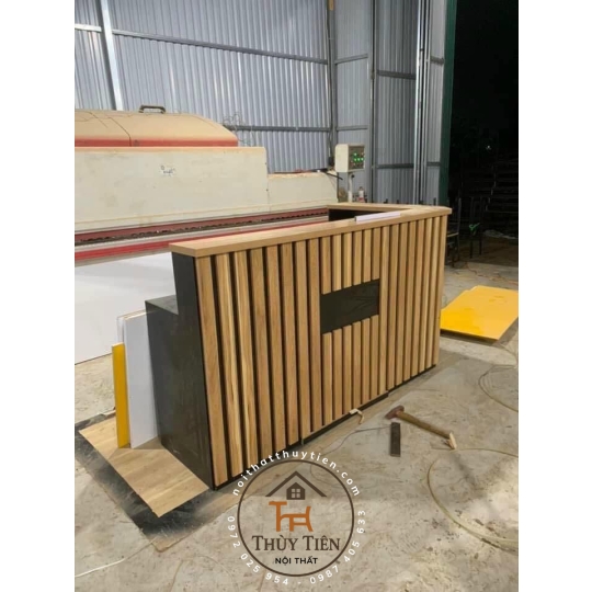 Quầy thu ngân- lễ tân e nhận làm theo yêu cầu