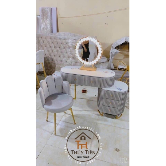 Bàn phấn xếp ly đủ màu