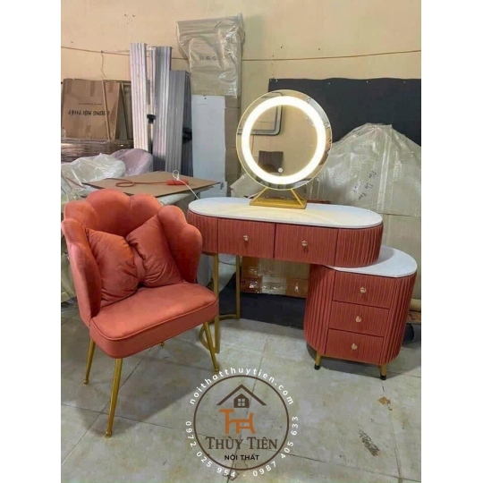 Bàn phấn xếp ly đủ màu