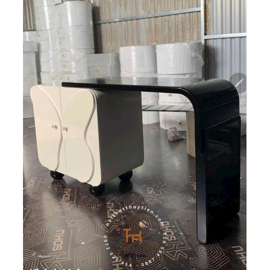 Xưởng e vẫn nhận làm các mẫu bàn trang điểm , bàn làm việc , tủ kệ decol theo yêu cầu nhé  Thích màu nào thợ e sơn màu đó