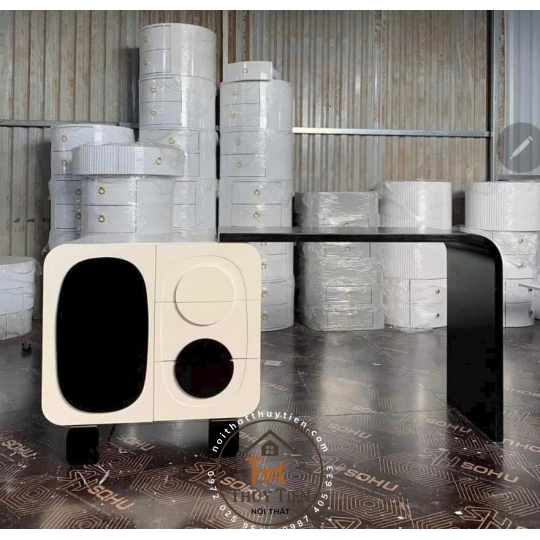 Xưởng e vẫn nhận làm các mẫu bàn trang điểm , bàn làm việc , tủ kệ decol theo yêu cầu nhé  Thích màu nào thợ e sơn màu đó