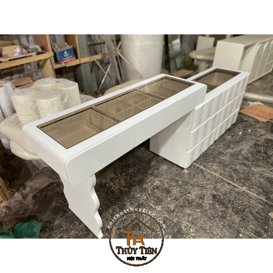 Xưởng e vẫn nhận làm các mẫu bàn trang điểm , bàn làm việc , tủ kệ decol theo yêu cầu nhé  Thích màu nào thợ e sơn màu đó