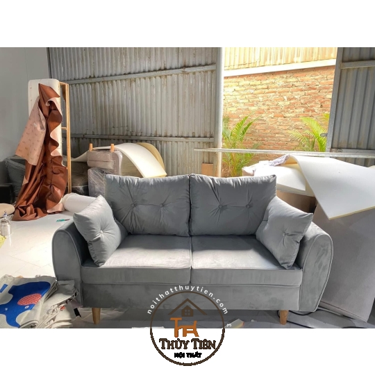Lên mẫu sofa cho khách tham khảo 