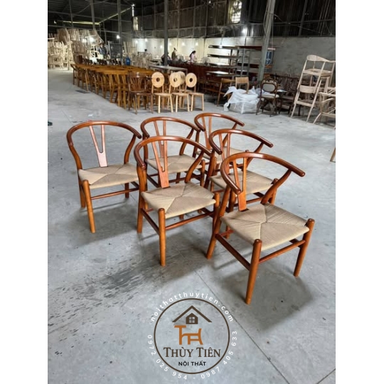 Bộ bàn ghế Wisbone kết hợp bàn tròn
