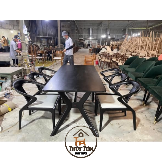 Đen Huyền bí cho chiếc ghế Maison