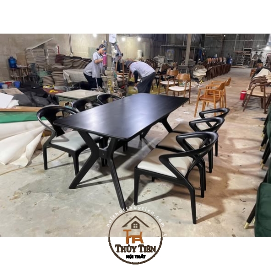 Đen Huyền bí cho chiếc ghế Maison