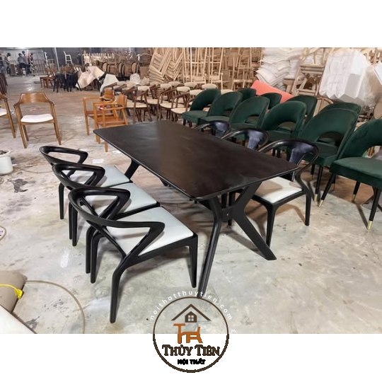 Đen Huyền bí cho chiếc ghế Maison