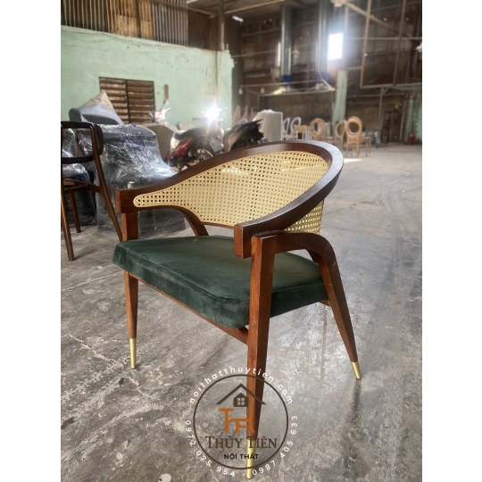 Wormley Armchair: Tinh hoa thủ công, nâng tầm không gian sống."