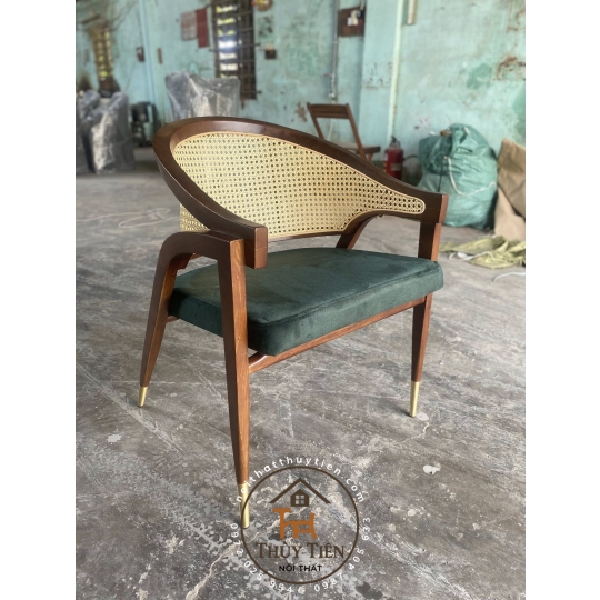 Wormley Armchair: Tinh hoa thủ công, nâng tầm không gian sống."