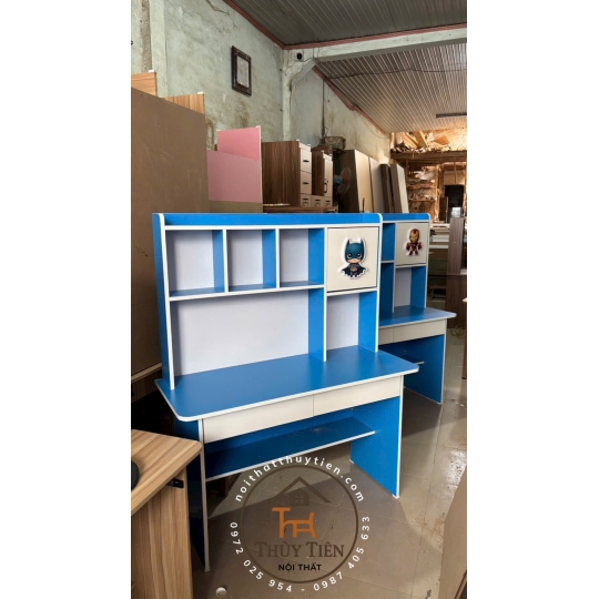Bàn học Min màu gắn hình thú 3 d cho bé