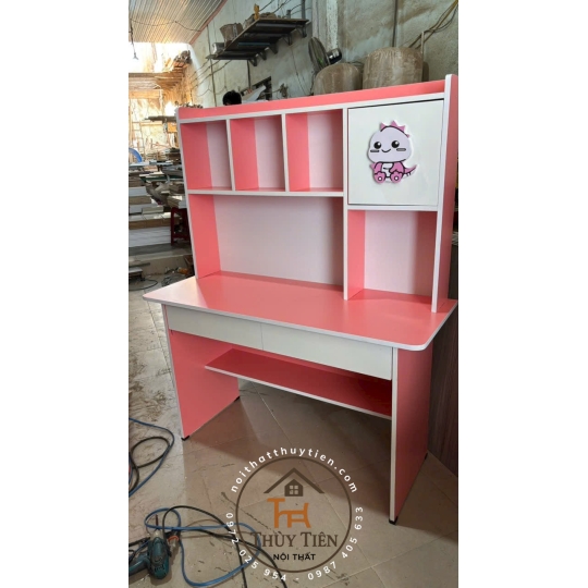 Bàn học Min màu gắn hình thú 3 d cho bé