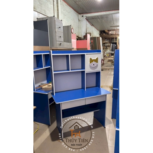 Bàn học Min màu gắn hình thú 3 d cho bé