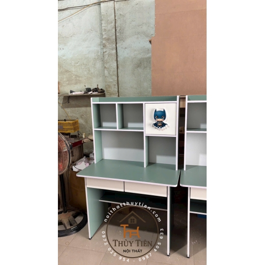 Bàn học Min màu gắn hình thú 3 d cho bé