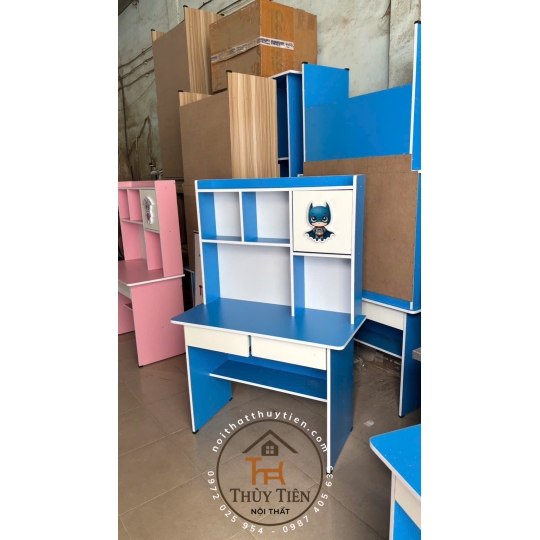 Bàn học Min màu gắn hình thú 3 d cho bé