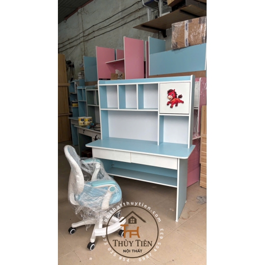 Bàn học Min màu gắn hình thú 3 d cho bé