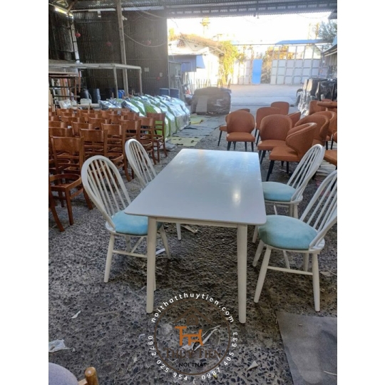 Bộ bàn ăn màu xanh nhỏ nhắn xinh xắn dễ thương quá